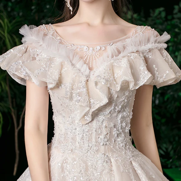 Élégant Champagne Transparentes La Mariée Robe De Mariée 2020 Robe Boule Encolure Carrée Manches Courtes Dos Nu Appliques En Dentelle Glitter Tulle Perlage Cathedral Train Volants
