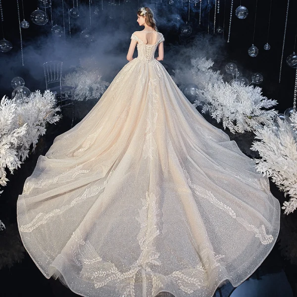 Chic / Belle Champagne Transparentes La Mariée Robe De Mariée 2020 Robe Boule Encolure Dégagée Manches Courtes Dos Nu Feuille Appliques En Dentelle Perlage Glitter Tulle Cathedral Train Volants