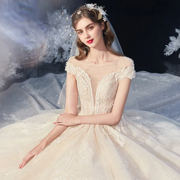 Chic / Belle Champagne Transparentes La Mariée Robe De Mariée 2020 Robe Boule Encolure Dégagée Manches Courtes Dos Nu Feuille Appliques En Dentelle Perlage Glitter Tulle Cathedral Train Volants