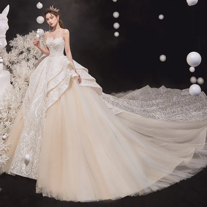 Luksus Champagne Bryllups Brudekjoler 2020 Ballkjole Kjæreste Uten Ermer Ryggløse Glitter Tyll Appliques Blonder Beading Royal Train Buste