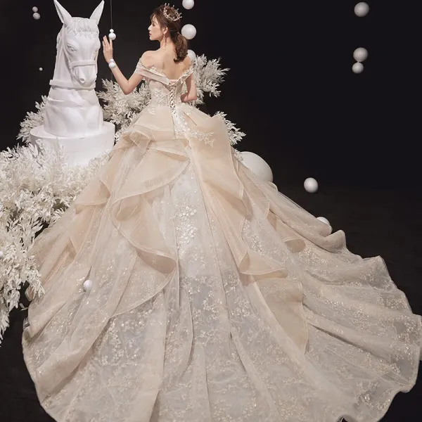 Luxe Champagne La Mariée Robe De Mariée 2020 Robe Boule De l'épaule Manches Courtes Dos Nu Appliques En Dentelle Perlage Glitter Tulle Chapel Train Volants