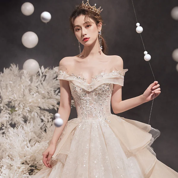 Luxe Champagne La Mariée Robe De Mariée 2020 Robe Boule De l'épaule Manches Courtes Dos Nu Appliques En Dentelle Perlage Glitter Tulle Chapel Train Volants