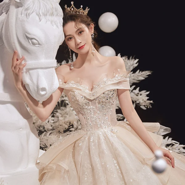 Luxe Champagne La Mariée Robe De Mariée 2020 Robe Boule De l'épaule Manches Courtes Dos Nu Appliques En Dentelle Perlage Glitter Tulle Chapel Train Volants