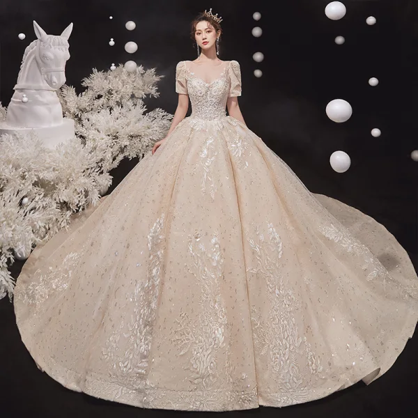 Style Victorien Champagne Transparentes La Mariée Robe De Mariée 2020 Robe Boule Encolure Dégagée Gonflée Manches Courtes Dos Nu Appliques En Dentelle Paillettes Perlage Cathedral Train Volants