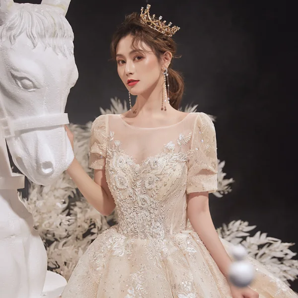 Style Victorien Champagne Transparentes La Mariée Robe De Mariée 2020 Robe Boule Encolure Dégagée Gonflée Manches Courtes Dos Nu Appliques En Dentelle Paillettes Perlage Cathedral Train Volants