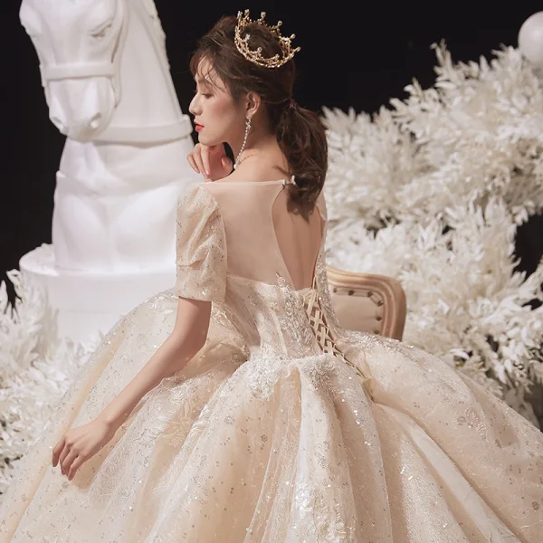 Style Victorien Champagne Transparentes La Mariée Robe De Mariée 2020 Robe Boule Encolure Dégagée Gonflée Manches Courtes Dos Nu Appliques En Dentelle Paillettes Perlage Cathedral Train Volants