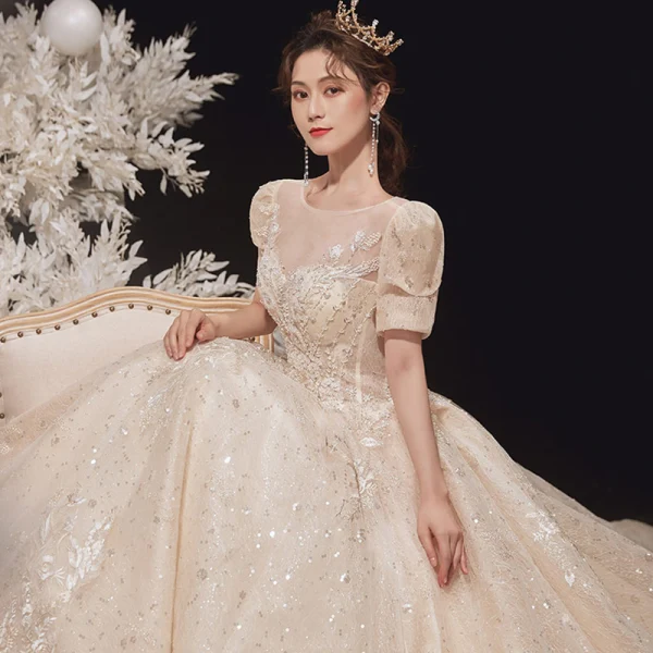 Style Victorien Champagne Transparentes La Mariée Robe De Mariée 2020 Robe Boule Encolure Dégagée Gonflée Manches Courtes Dos Nu Appliques En Dentelle Paillettes Perlage Cathedral Train Volants