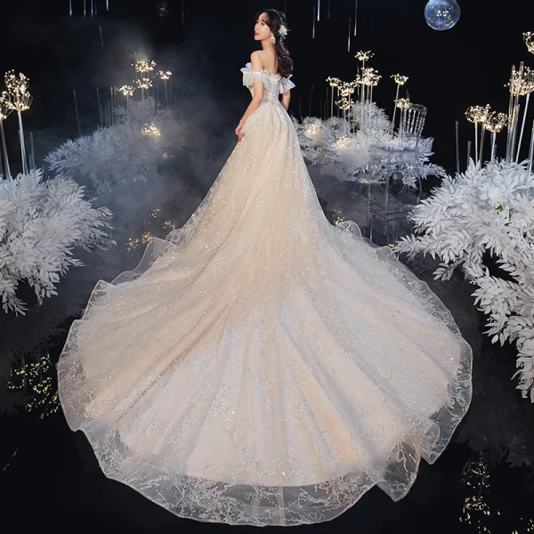 Schöne Champagner Hochzeits Brautkleider / Hochzeitskleider 2020 A Linie Off Shoulder Kurze Ärmel Rückenfreies Applikationen Spitze Pailletten Perlenstickerei Kathedrale Schleppe Rüschen
