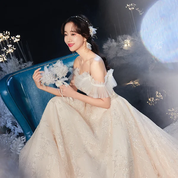 Schöne Champagner Hochzeits Brautkleider / Hochzeitskleider 2020 A Linie Off Shoulder Kurze Ärmel Rückenfreies Applikationen Spitze Pailletten Perlenstickerei Kathedrale Schleppe Rüschen