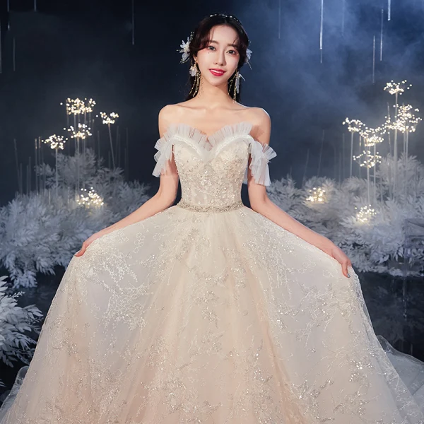 Schöne Champagner Hochzeits Brautkleider / Hochzeitskleider 2020 A Linie Off Shoulder Kurze Ärmel Rückenfreies Applikationen Spitze Pailletten Perlenstickerei Kathedrale Schleppe Rüschen
