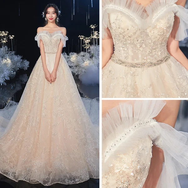 Schöne Champagner Hochzeits Brautkleider / Hochzeitskleider 2020 A Linie Off Shoulder Kurze Ärmel Rückenfreies Applikationen Spitze Pailletten Perlenstickerei Kathedrale Schleppe Rüschen
