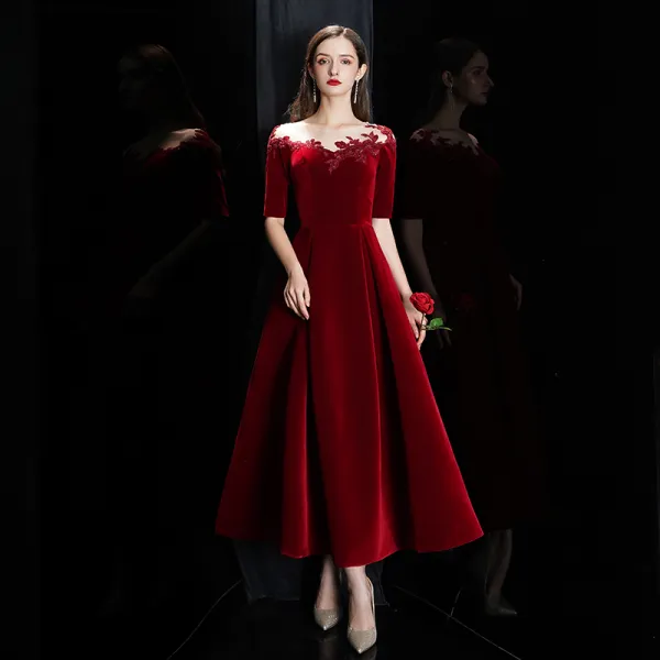 Modest / Simple Burgundy Velour Winter Homecoming Graduation Dresses 2020 A-Line / Princess See-through Scoop Neck 1/2 Sleeves Appliques Lace Beading Ankle Length Backless Formal Dresses