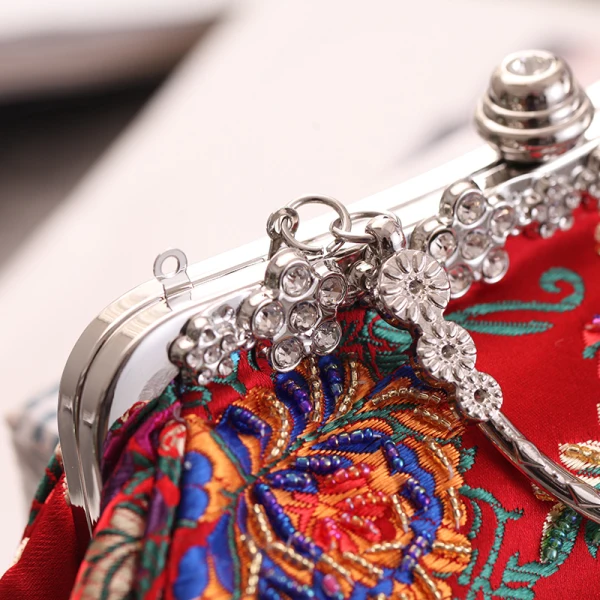 Fint Röd Broderade Fyrkantiga Kuvertväska 2020 Metall Rhinestone