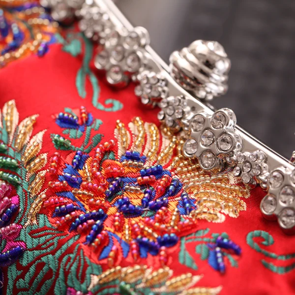 Fint Röd Broderade Fyrkantiga Kuvertväska 2020 Metall Rhinestone