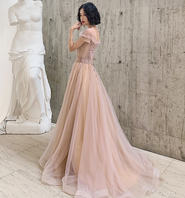 Elegante Rosa Durchsichtige Abendkleider 2020 A Linie Rundhalsausschnitt Kurze Ärmel Perlenstickerei Lange Rüschen Rückenfreies Festliche Kleider