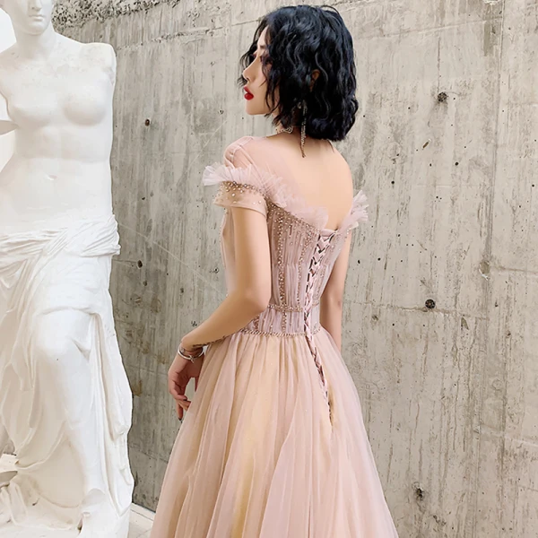 Elegante Rosa Durchsichtige Abendkleider 2020 A Linie Rundhalsausschnitt Kurze Ärmel Perlenstickerei Lange Rüschen Rückenfreies Festliche Kleider