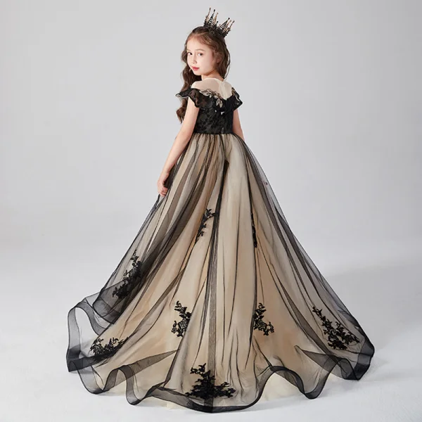 Chic / Belle Noire Anniversaire Robe Ceremonie Fille 2020 Robe Boule Encolure Dégagée Manches Courtes Appliques En Dentelle Perlage Paillettes Train De Balayage Volants