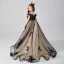Chic / Belle Noire Anniversaire Robe Ceremonie Fille 2020 Robe Boule Encolure Dégagée Manches Courtes Appliques En Dentelle Perlage Paillettes Train De Balayage Volants