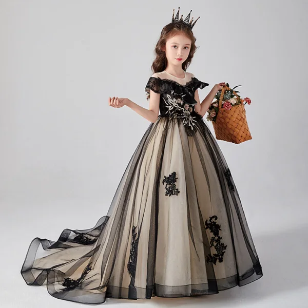 Chic / Belle Noire Anniversaire Robe Ceremonie Fille 2020 Robe Boule Encolure Dégagée Manches Courtes Appliques En Dentelle Perlage Paillettes Train De Balayage Volants