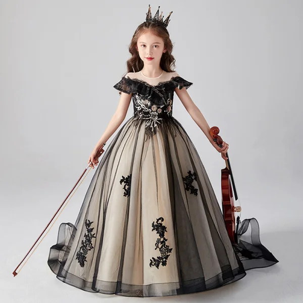 Chic / Belle Noire Anniversaire Robe Ceremonie Fille 2020 Robe Boule Encolure Dégagée Manches Courtes Appliques En Dentelle Perlage Paillettes Train De Balayage Volants