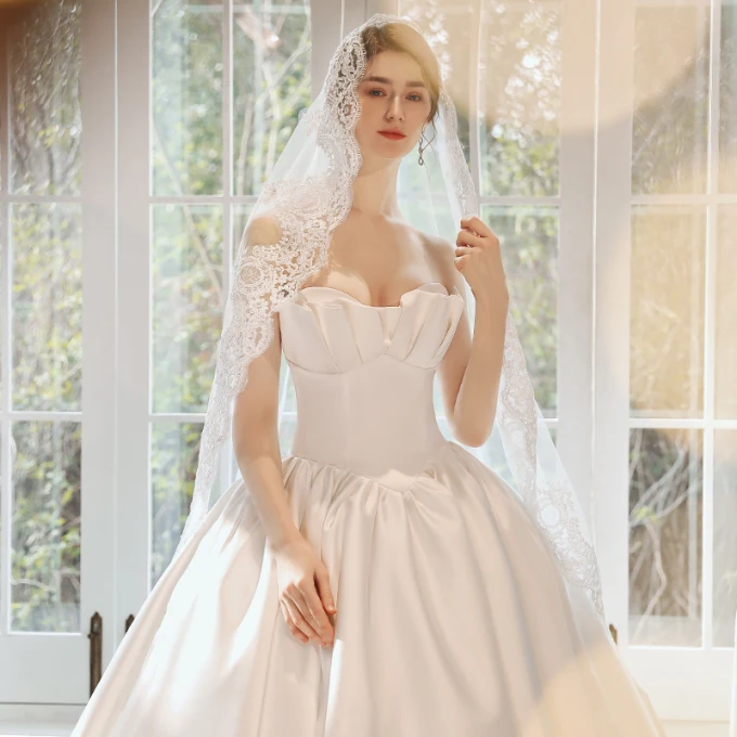 Enkel Hvit Satin Korsett Brudekjoler 2020 Ballkjole Kjæreste Uten Ermer Domstol Tog Buste