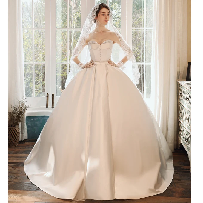 Fine Elfenben Satin Bryllups Brudekjoler 2020 Ballkjole Kjæreste Uten Ermer Ryggløse Beading Perle Sløyfe Sash Feie Tog Buste