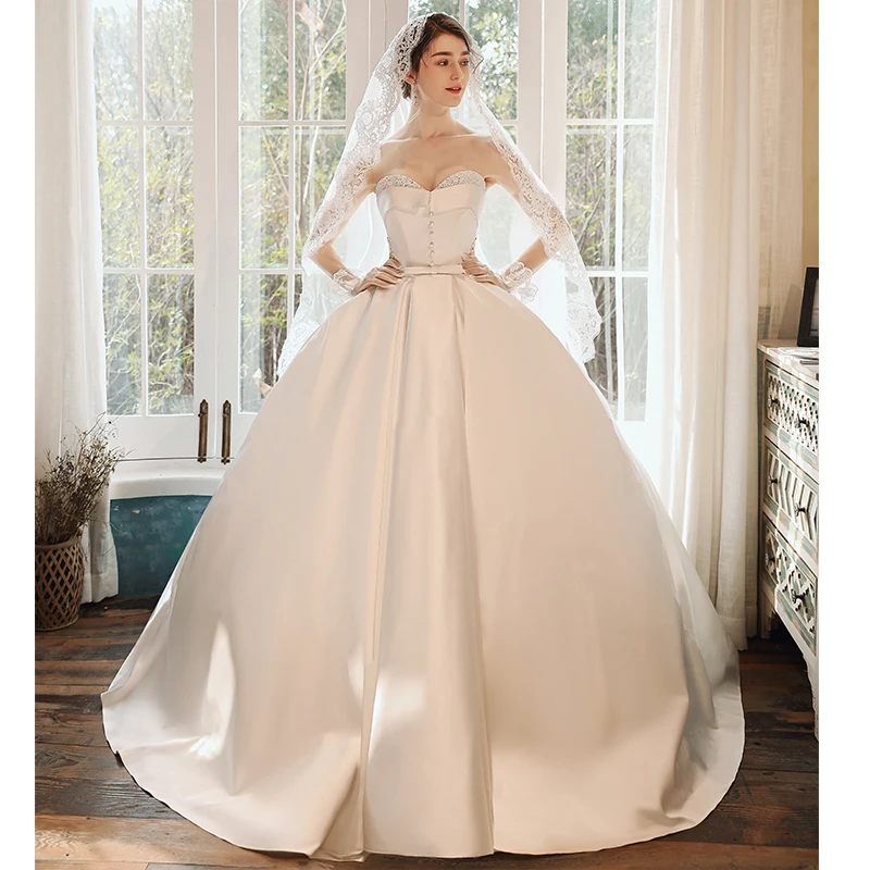 Fine Elfenben Satin Bryllups Brudekjoler 2020 Ballkjole Kjæreste Uten Ermer Ryggløse Beading Perle Sløyfe Sash Feie Tog Buste