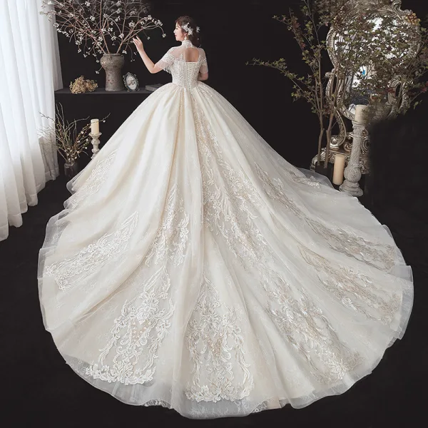 Vintage / Originale Champagne Grande Taille Robe De Mariée 2020 Transparentes Col Haut Manches Courtes Dos Nu Perlage Gland Appliques En Dentelle Paillettes Cathedral Train Volants
