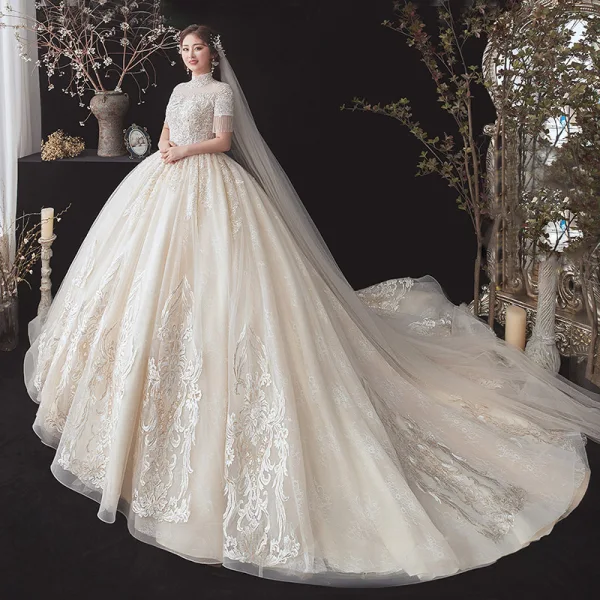 Vintage / Originale Champagne Grande Taille Robe De Mariée 2020 Transparentes Col Haut Manches Courtes Dos Nu Perlage Gland Appliques En Dentelle Paillettes Cathedral Train Volants