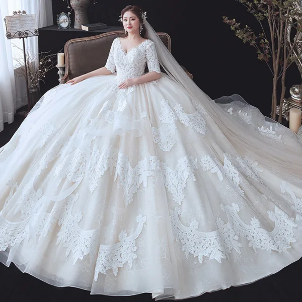 Chic / Belle Champagne Grande Taille Robe De Mariée 2020 Robe Boule V-Cou 1/2 Manches Dos Nu Appliques En Dentelle Perlage Cathedral Train Volants