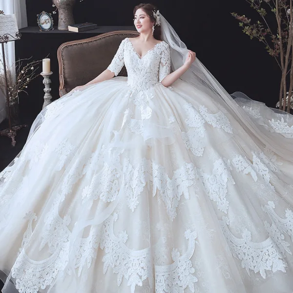 Chic / Belle Champagne Grande Taille Robe De Mariée 2020 Robe Boule V-Cou 1/2 Manches Dos Nu Appliques En Dentelle Perlage Cathedral Train Volants