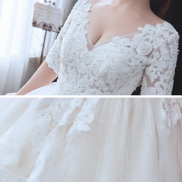Chic / Belle Champagne Grande Taille Robe De Mariée 2020 Robe Boule V-Cou 1/2 Manches Dos Nu Appliques En Dentelle Perlage Cathedral Train Volants