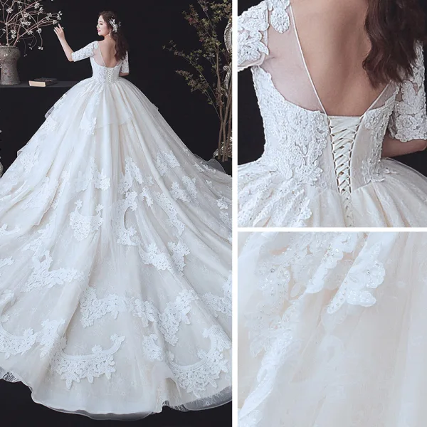 Chic / Belle Champagne Grande Taille Robe De Mariée 2020 Robe Boule V-Cou 1/2 Manches Dos Nu Appliques En Dentelle Perlage Cathedral Train Volants