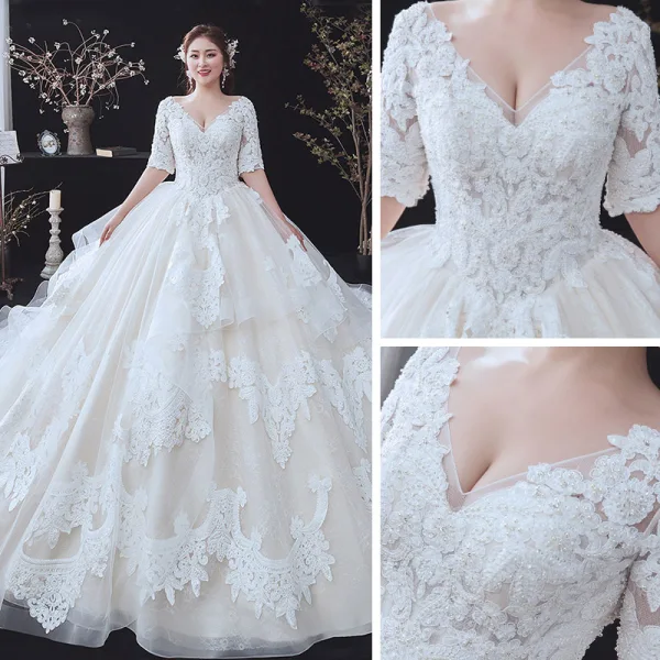 Chic / Belle Champagne Grande Taille Robe De Mariée 2020 Robe Boule V-Cou 1/2 Manches Dos Nu Appliques En Dentelle Perlage Cathedral Train Volants