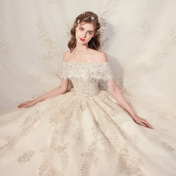 Schöne Champagner Hochzeits Brautkleider / Hochzeitskleider 2020 Ballkleid Off Shoulder Spaghettiträger Kurze Ärmel Rückenfreies Applikationen Spitze Perlenstickerei Glanz Tülle Kathedrale Schleppe Rüschen