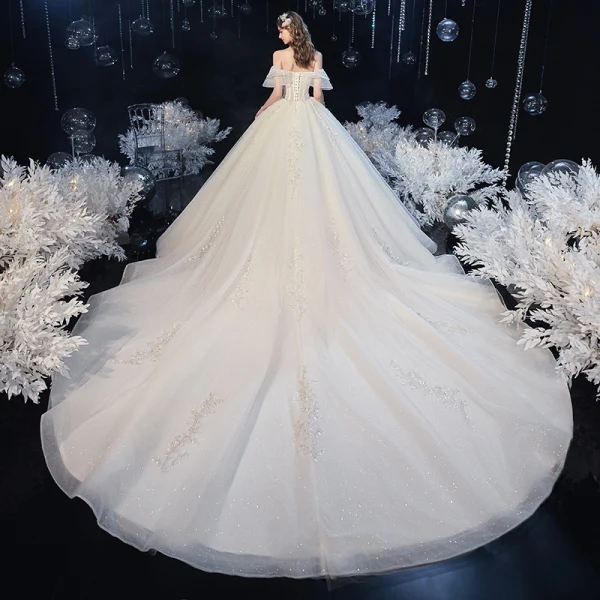 Chic / Belle Champagne La Mariée Robe De Mariée 2020 Robe Boule De l'épaule Manches Courtes Sans Manches Dos Nu Appliques En Dentelle Perlage Paillettes Glitter Tulle Cathedral Train Volants