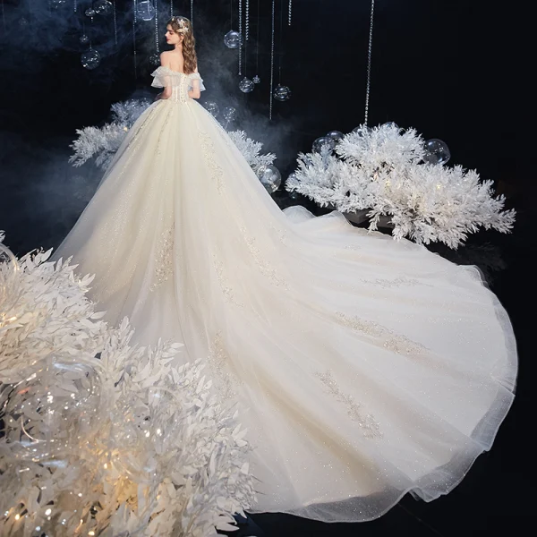 Chic / Belle Champagne La Mariée Robe De Mariée 2020 Robe Boule De l'épaule Manches Courtes Sans Manches Dos Nu Appliques En Dentelle Perlage Paillettes Glitter Tulle Cathedral Train Volants