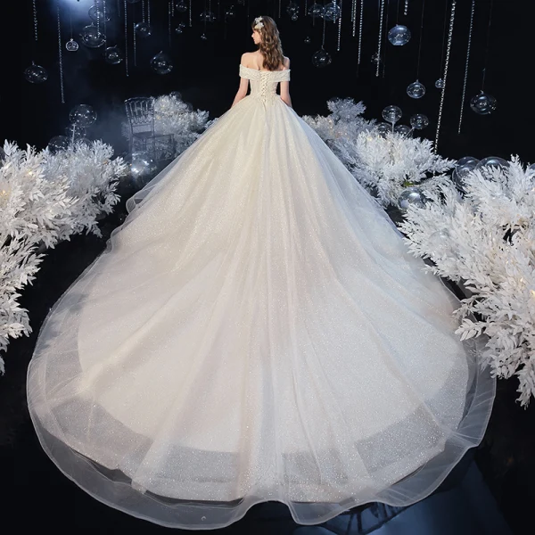 Chic / Belle Champagne La Mariée Robe De Mariée 2020 Robe Boule De l'épaule Manches Courtes Dos Nu Appliques Feuille Perlage Glitter Tulle Cathedral Train Volants