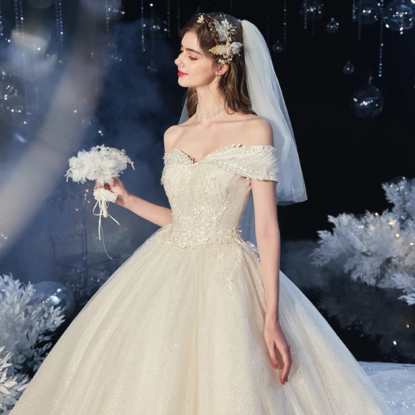 Chic / Belle Champagne La Mariée Robe De Mariée 2020 Robe Boule De l'épaule Manches Courtes Dos Nu Appliques Feuille Perlage Glitter Tulle Cathedral Train Volants