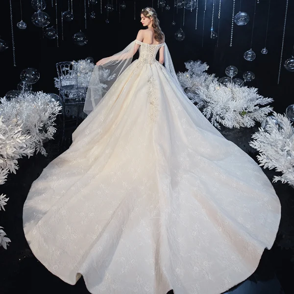Chic / Belle Champagne La Mariée Robe De Mariée 2020 Robe Boule De l'épaule Manches Courtes Dos Nu Appliques En Dentelle Fleur Paillettes Perlage Cathedral Train Volants
