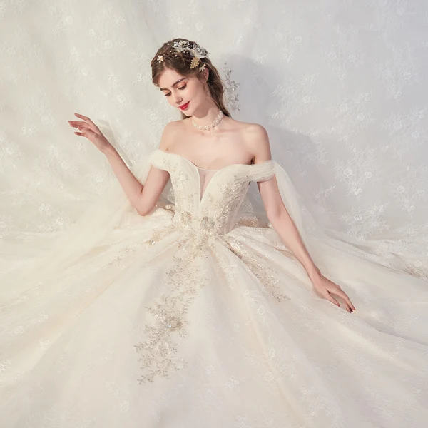 Chic / Belle Champagne La Mariée Robe De Mariée 2020 Robe Boule De l'épaule Manches Courtes Dos Nu Appliques En Dentelle Fleur Paillettes Perlage Cathedral Train Volants