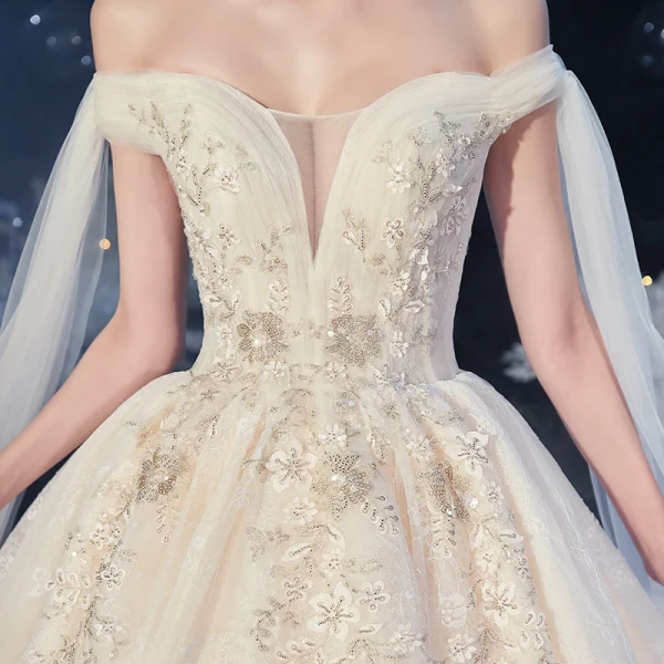 Chic / Belle Champagne La Mariée Robe De Mariée 2020 Robe Boule De l'épaule Manches Courtes Dos Nu Appliques En Dentelle Fleur Paillettes Perlage Cathedral Train Volants
