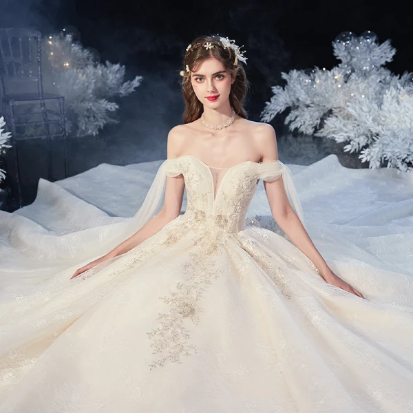 Chic / Belle Champagne La Mariée Robe De Mariée 2020 Robe Boule De l'épaule Manches Courtes Dos Nu Appliques En Dentelle Fleur Paillettes Perlage Cathedral Train Volants