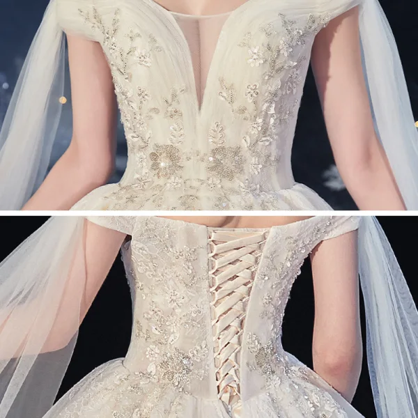 Chic / Belle Champagne La Mariée Robe De Mariée 2020 Robe Boule De l'épaule Manches Courtes Dos Nu Appliques En Dentelle Fleur Paillettes Perlage Cathedral Train Volants