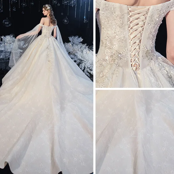 Chic / Belle Champagne La Mariée Robe De Mariée 2020 Robe Boule De l'épaule Manches Courtes Dos Nu Appliques En Dentelle Fleur Paillettes Perlage Cathedral Train Volants