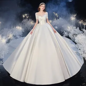 Mode Champagne Satin La Mariée Robe De Mariée 2020 Robe Boule Encolure Carrée Manches Courtes Dos Nu Cathedral Train Volants