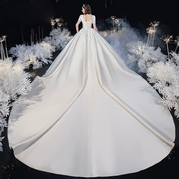 Mode Champagne Satin La Mariée Robe De Mariée 2020 Robe Boule Encolure Carrée Manches Courtes Dos Nu Cathedral Train Volants