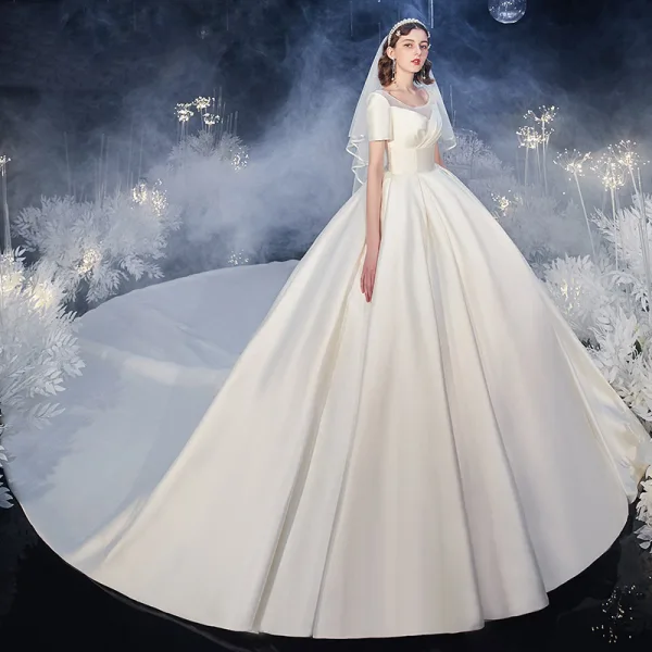 Mode Champagne Satin La Mariée Robe De Mariée 2020 Robe Boule Encolure Carrée Manches Courtes Dos Nu Cathedral Train Volants