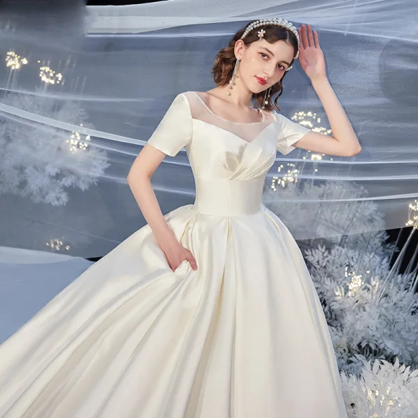 Mode Champagne Satin La Mariée Robe De Mariée 2020 Robe Boule Encolure Carrée Manches Courtes Dos Nu Cathedral Train Volants
