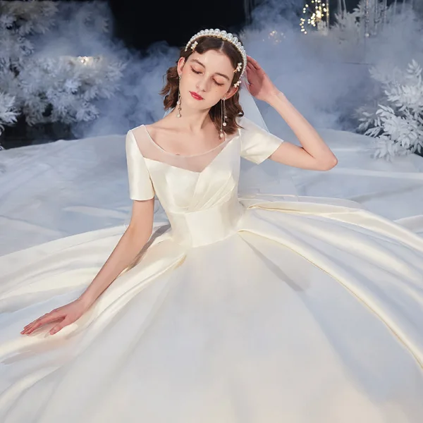 Mode Champagne Satin La Mariée Robe De Mariée 2020 Robe Boule Encolure Carrée Manches Courtes Dos Nu Cathedral Train Volants